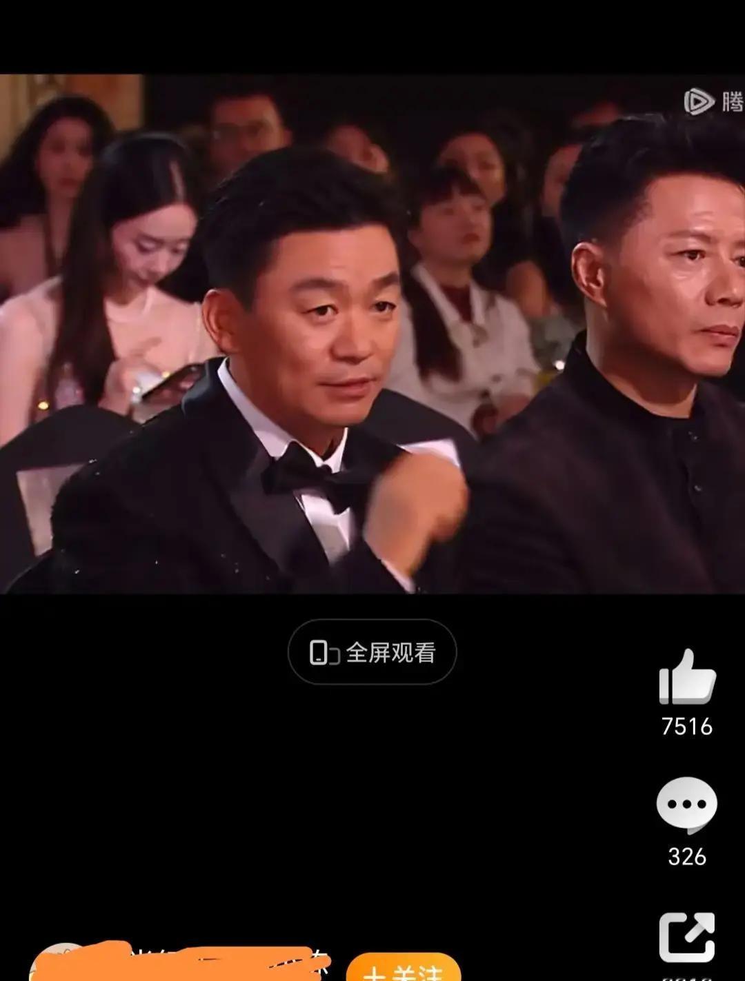 他们快要碎了。你看到王宝强在红毯上笑容勉强，段奕宏领奖时脚下踉跄。这不是偶然