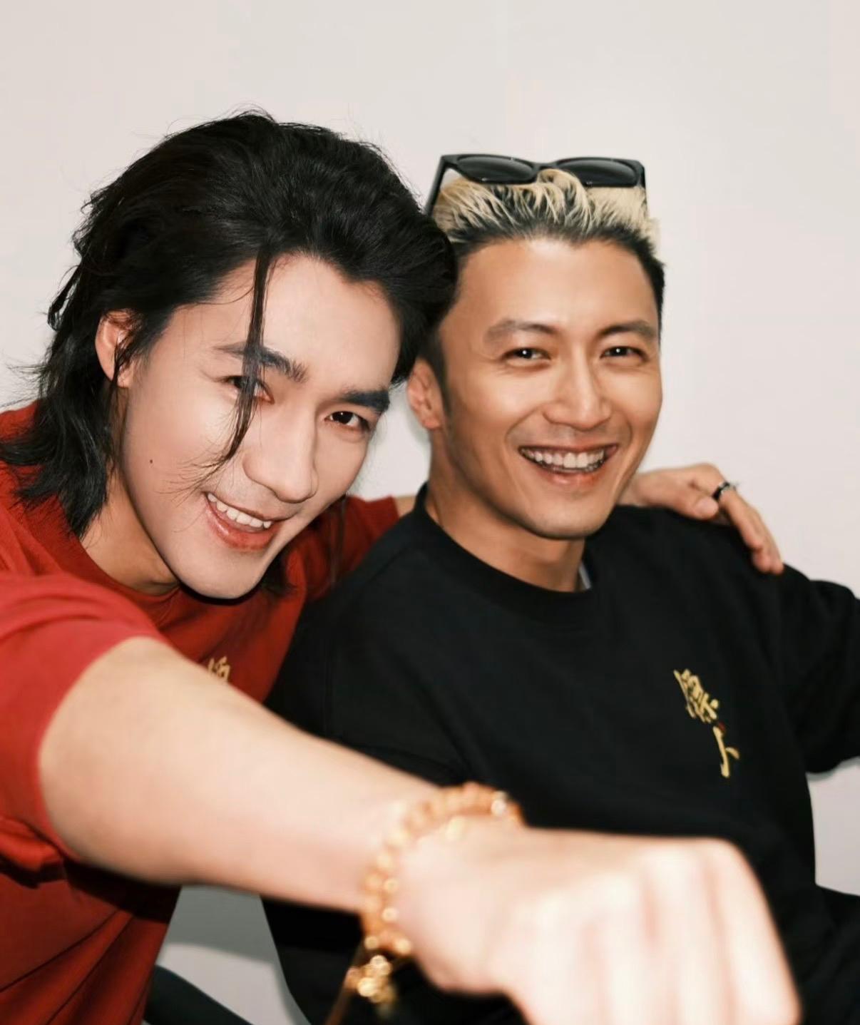 谢霆锋比他大17岁，但合照放出来，全网愣是没找出年龄差。你细看那张脸，不是精致