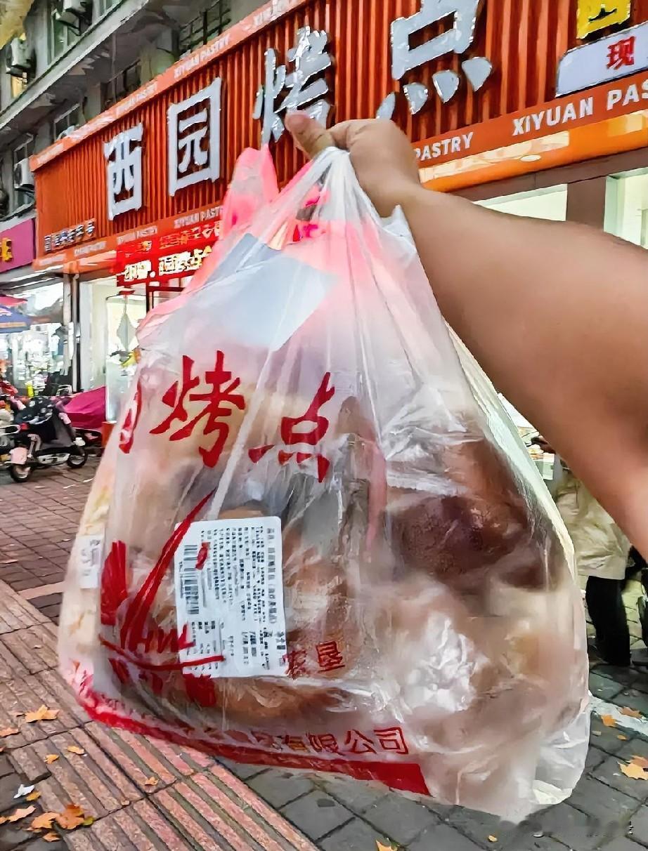 回望老淮阴的市井食肆，总让人分外怀念。西园鸡蛋糕、胜利饭店蒸饺、玉壶春馄饨、丁老