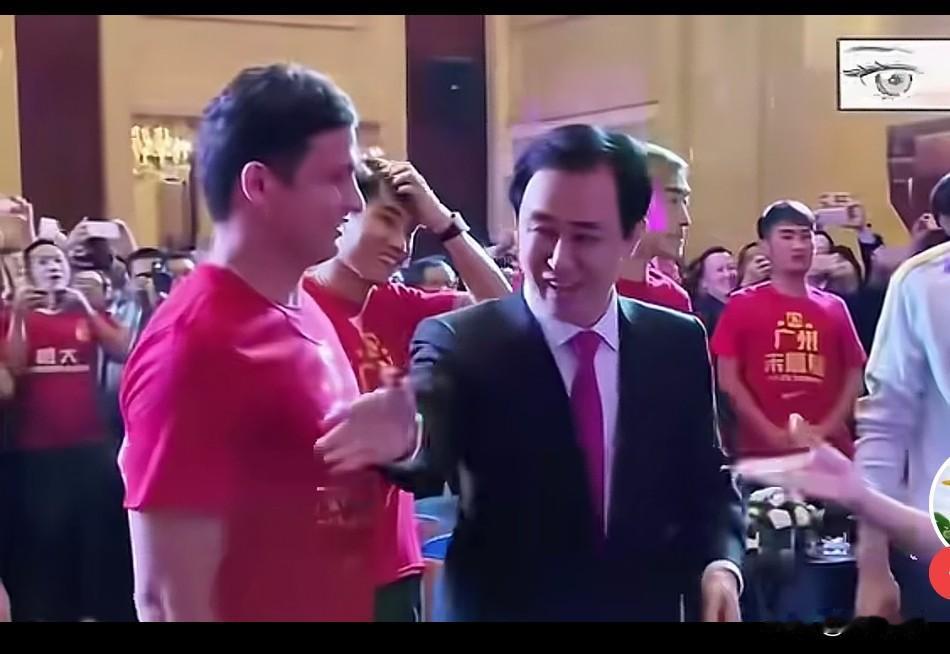 谁还记得许家印当年的时候，风光无限好，身边都是有钱人，天天各种聚会，出门小车和私