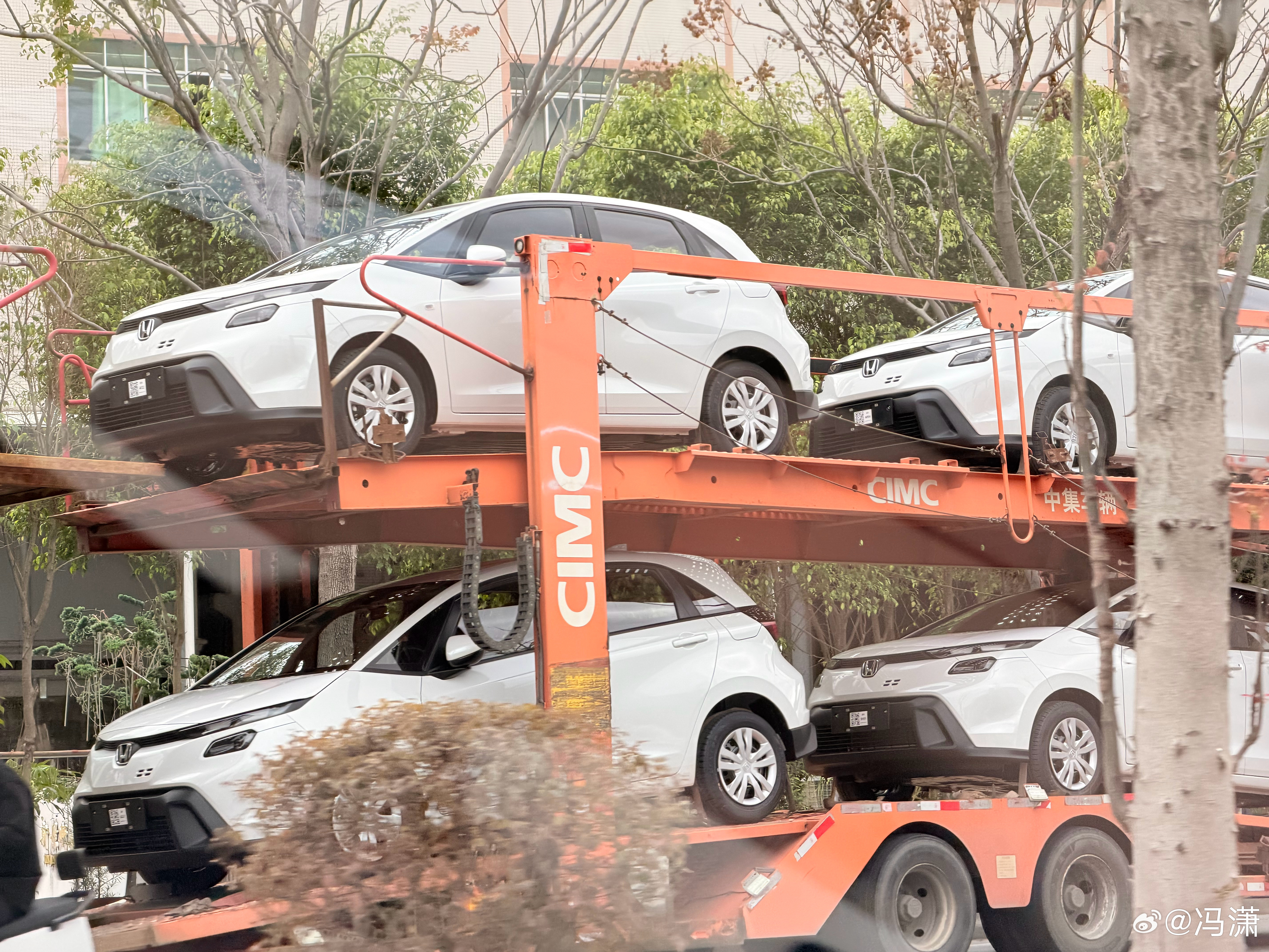 一车白色的新本田飞度，据说卖的很好，老款降价也挺多但无人问津，这一限量，抢着买！