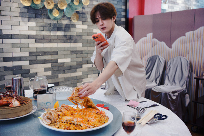 是认真记录并和我们分享美食的檀健次呀，多多多吃点~