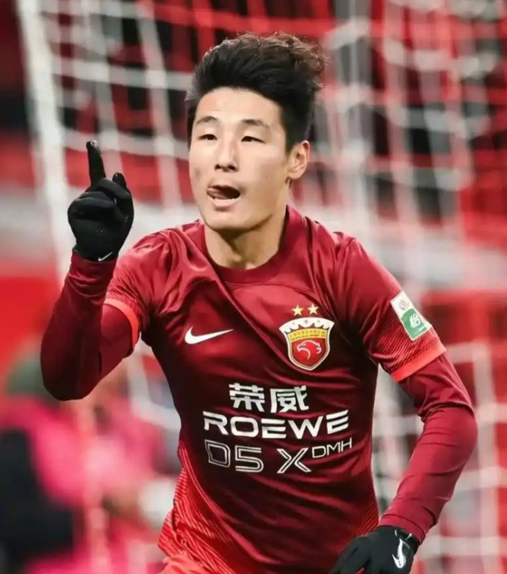 35岁的武磊最近可太不容易了。2024赛季人家可是中超最佳射手，打进34个进球，