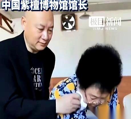 74岁的“唐僧”迟重瑞，打开了直播。镜头没对准脸，先扫过一排排泛着油光的紫檀，