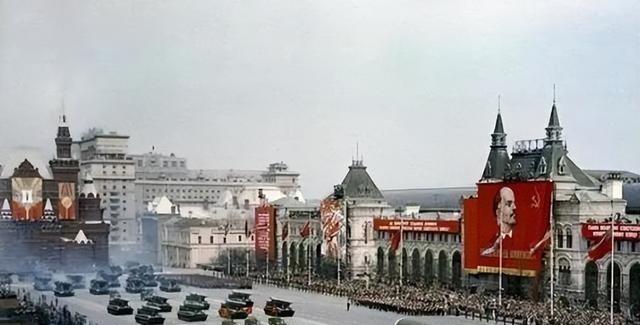 1950年10月，抗美援朝战争打响。12月，美国宣布冻结中国8亿美元资产。中国反