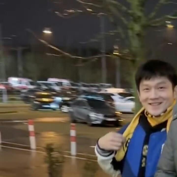 不是你们，知道他有多呆萌吗！自己好开心，好像大班的孩子，看起来就是单纯，很容易