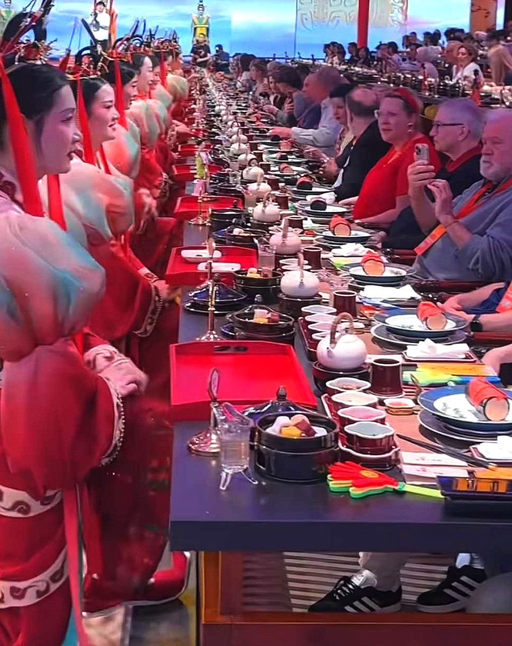 为什么跪着上菜。