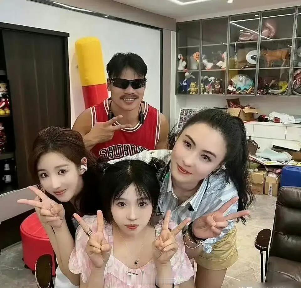 张柏芝真的老了，腿上皮肤松弛了！​​​