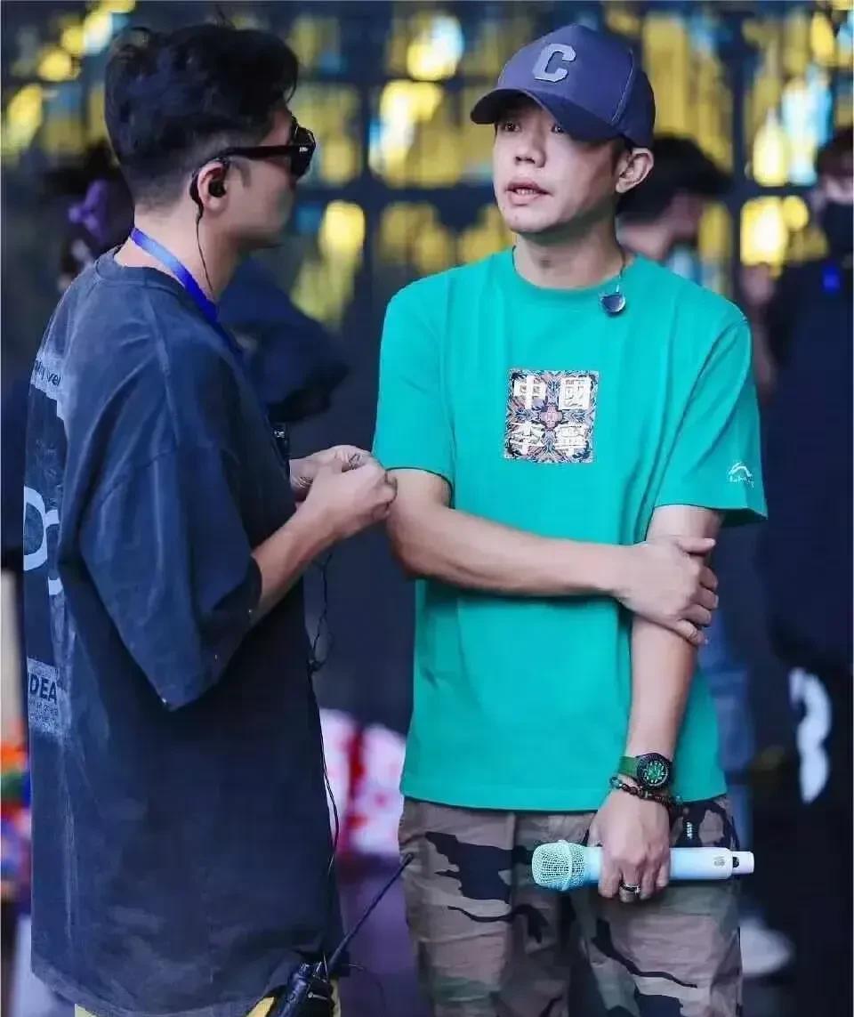 曾毅你可长点心吧！戴个“绿盘”表也算啥大事，为何要撒谎呢？其实戴什么样的手表都