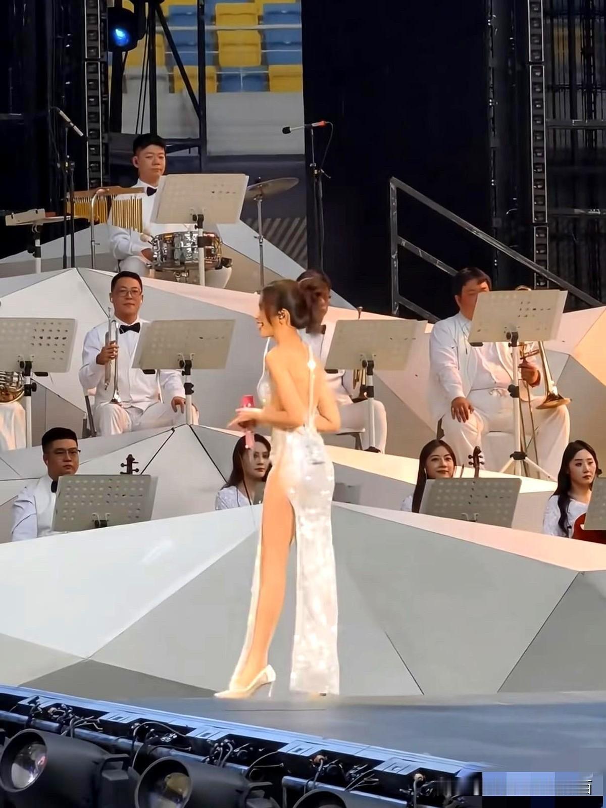 总觉得莫文蔚没有传说中的那么美，但她的身材真是太完美了，一双鼻子修长的腿太加分，