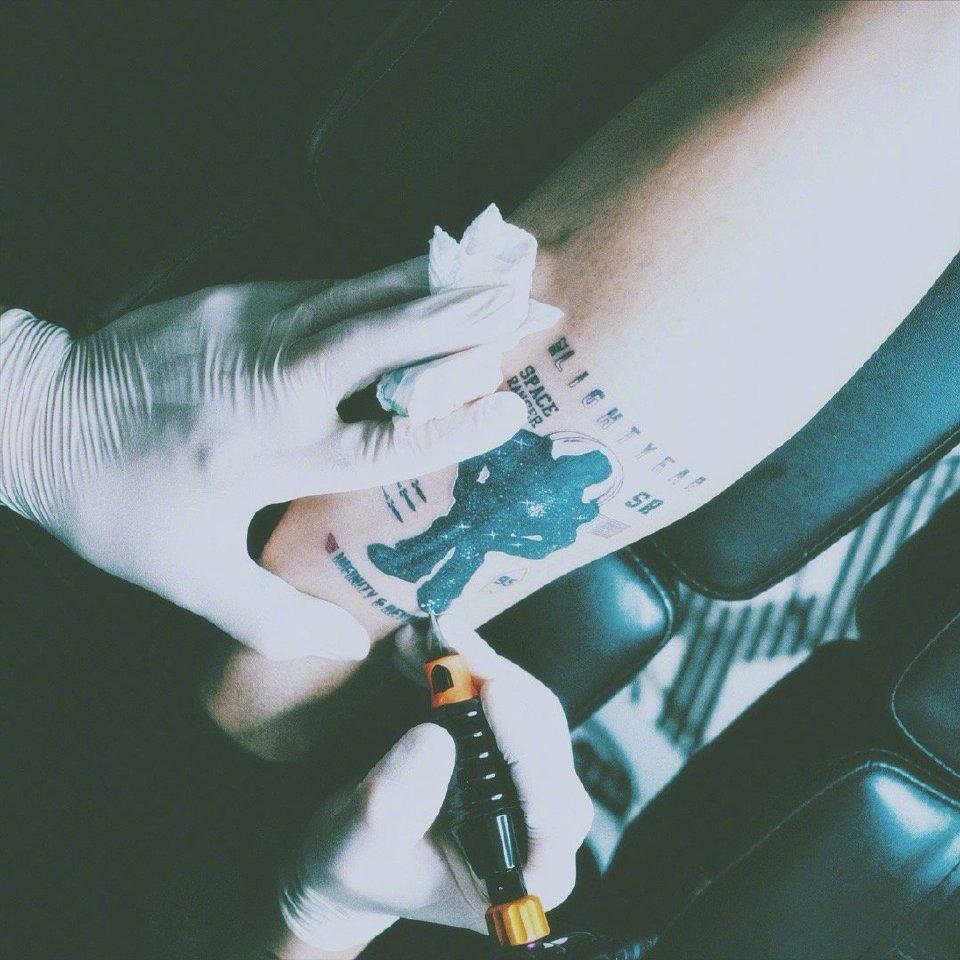 新纹身好帅😍。