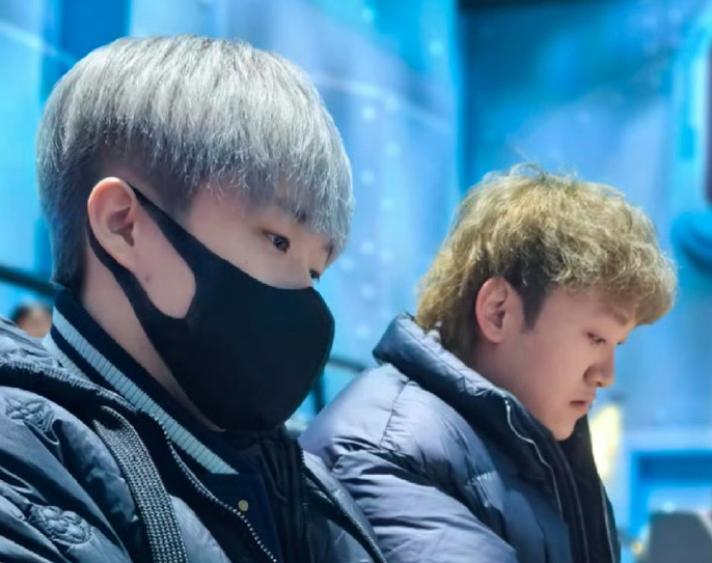 大家觉得王楚钦的这个银发造型怎么样？我看网上一片称赞！很多人觉得王楚钦的银发