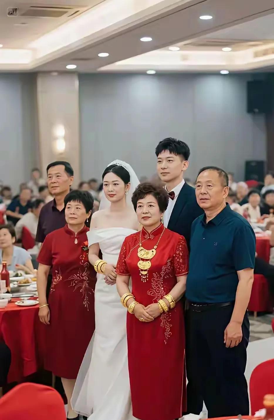 孩子结婚的时候，为什么老年人要抢镜头？这是一张婚礼现场的照片，两个妈妈都很漂亮