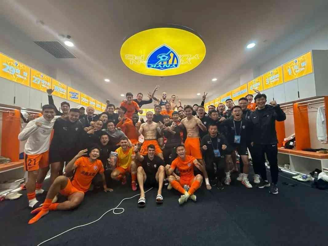 玉溪刚发的红头文件，直接把2100万塞进云南玉昆的口袋里。这哪是引援，这是直接给