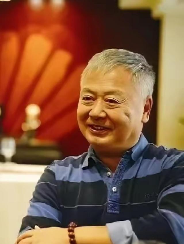 陈毅的儿子陈丹淮上初中时，老师拿着照片指着陈毅的照片问：“这是你父亲吧？”陈丹淮