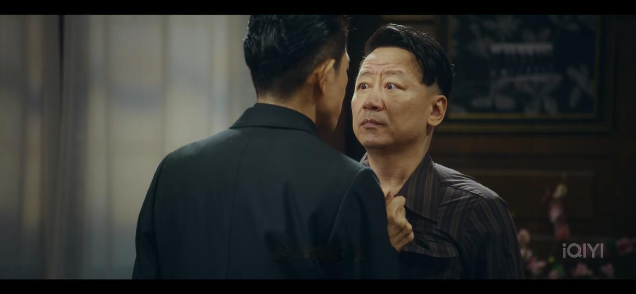 《风与潮》泽荣作呲牙咧嘴，揪起黄公杰衣领时，我就知道，报应来了。狗咬狗一嘴毛