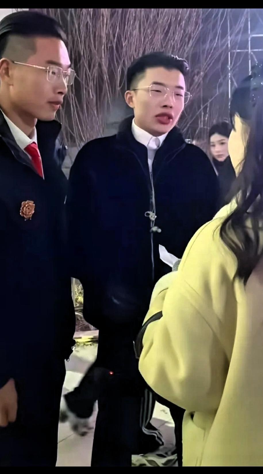 真的有望了吗？有这群人才！这是郭有才和他表弟的合影照，网友们直呼他俩太像了！