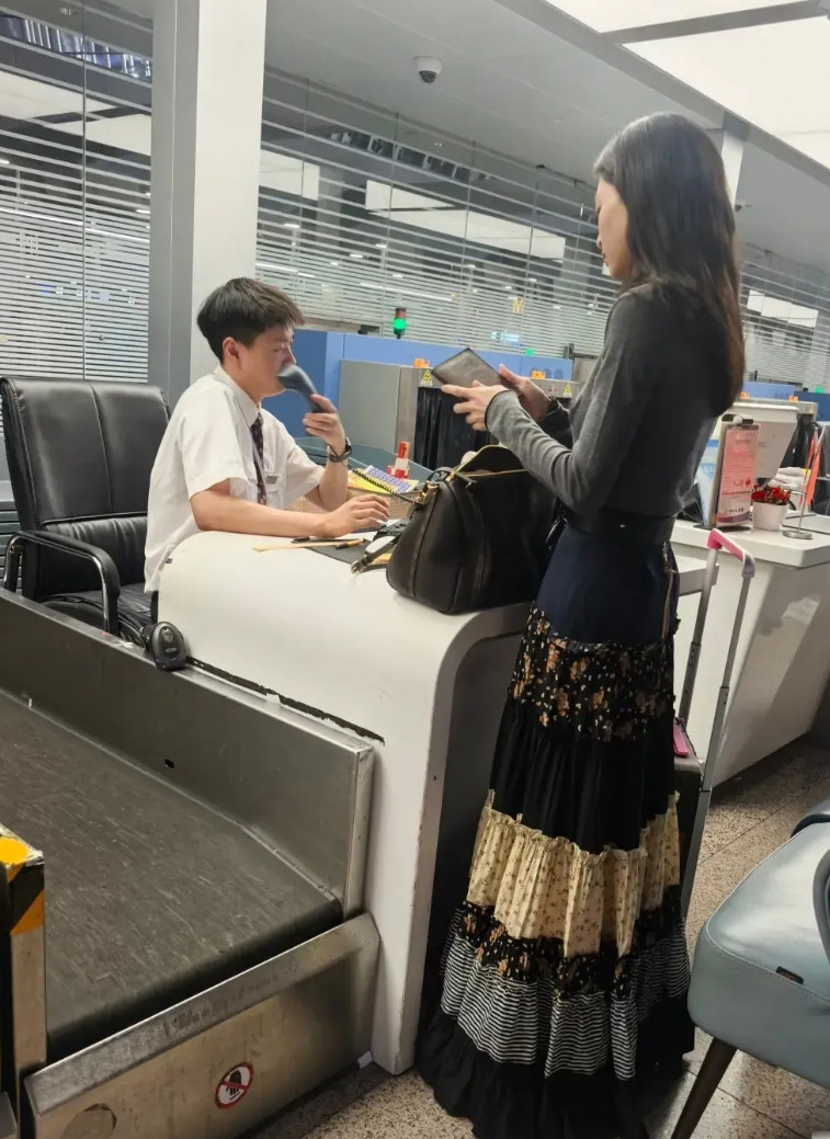 上海机场偶遇当红顶流女明星，难怪他能和大帅哥李现谈恋爱。真的近距离才懂她有多美，