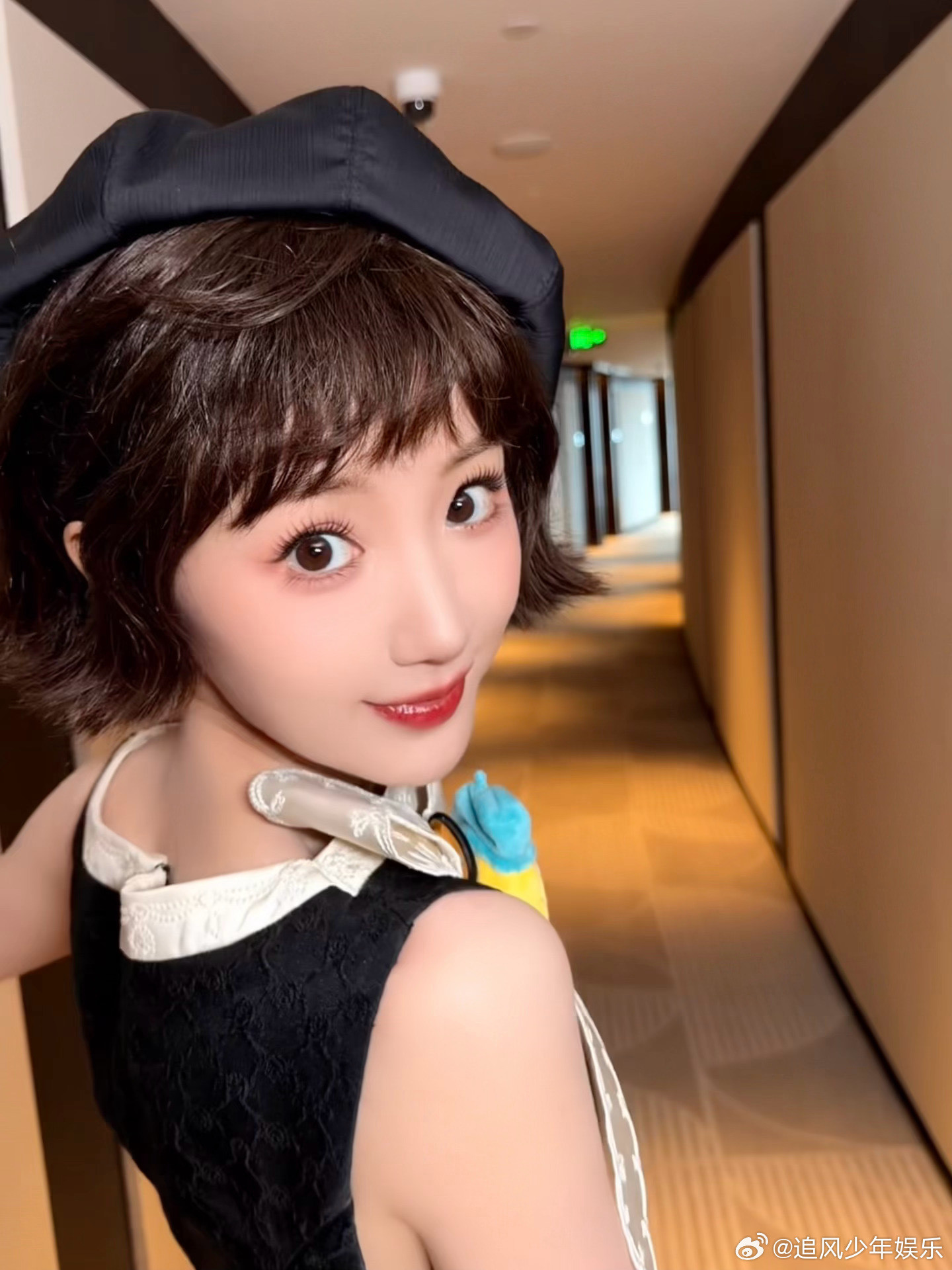 毛晓彤完全是洋娃娃毛晓彤洋娃娃手办毛晓彤的长相真的太占优势了，短发贝雷帽造型直