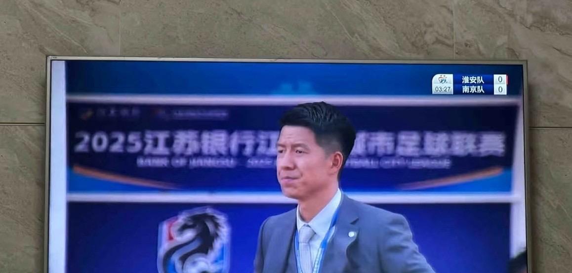 淮安队踢南京队那天可真热、球迷教练都晒得够呛网友夸帅守门小伙扑救厉害淮安和南京