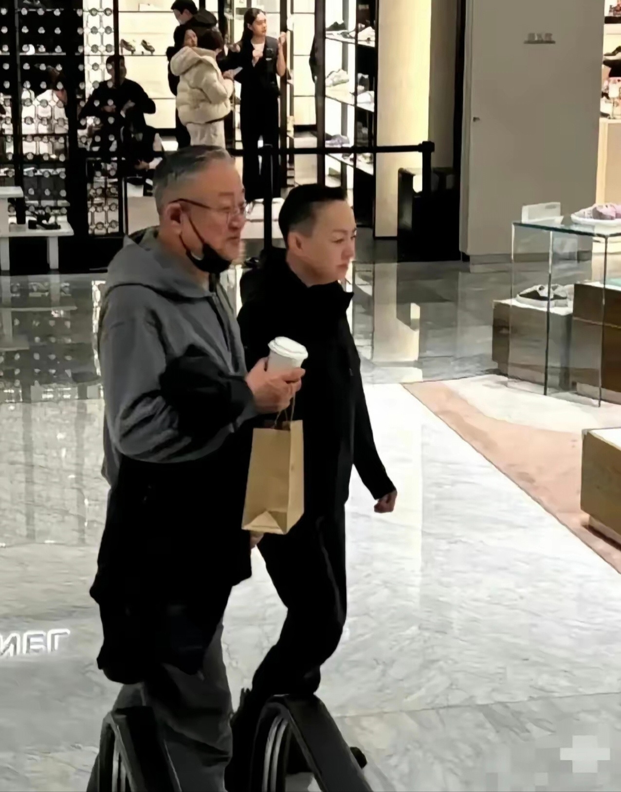 宋丹丹和72岁老公赵玉吉拎着咖啡袋，穿得朴素随意，平淡牵手逛街，一点架子没有。在