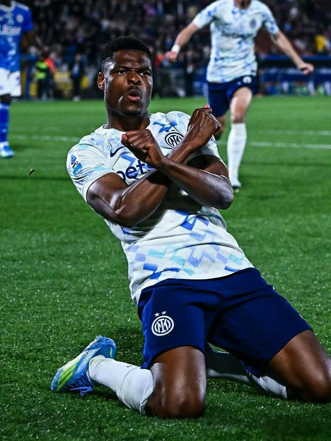 拉尤文一把！国米让二追四两将双响客场4-3逆转科莫9分优势领跑北京时间4月