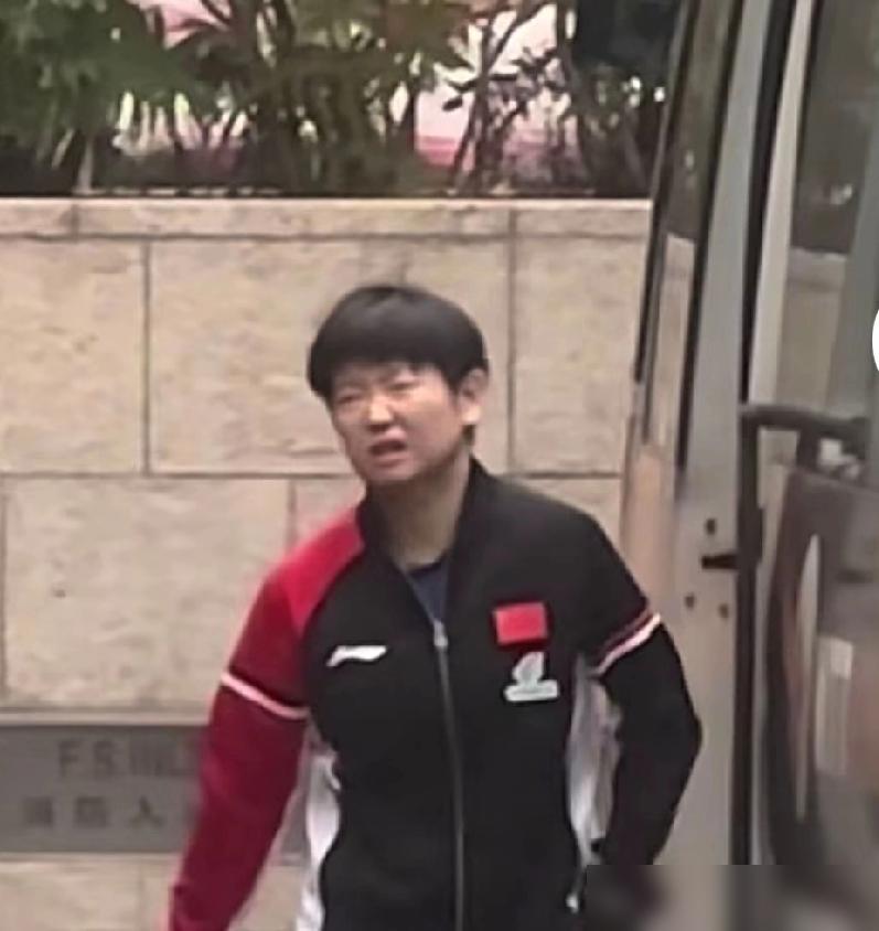 装什么装，这能是装的吗？就算不是自家的孩子也不能那样喷啊！忽然就很心疼，看莎莎下