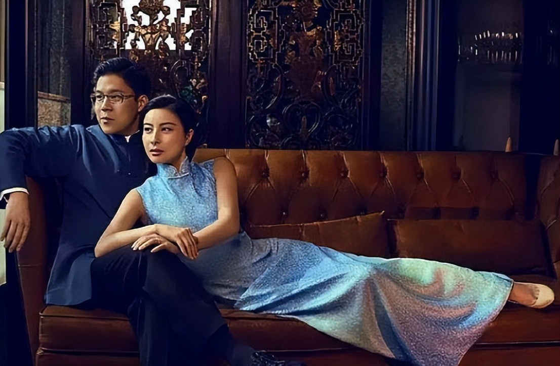 被郭晶晶给惊艳到了，穿蓝色旗袍依偎在老公怀里，美得像是画中人！郭晶晶这款旗袍也