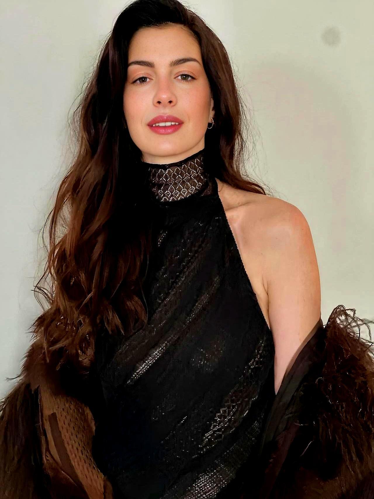 安妮海瑟薇穿“全裸”裙亮相，后背开到尾椎！闪光灯炸裂，她一转身，全场屏息。