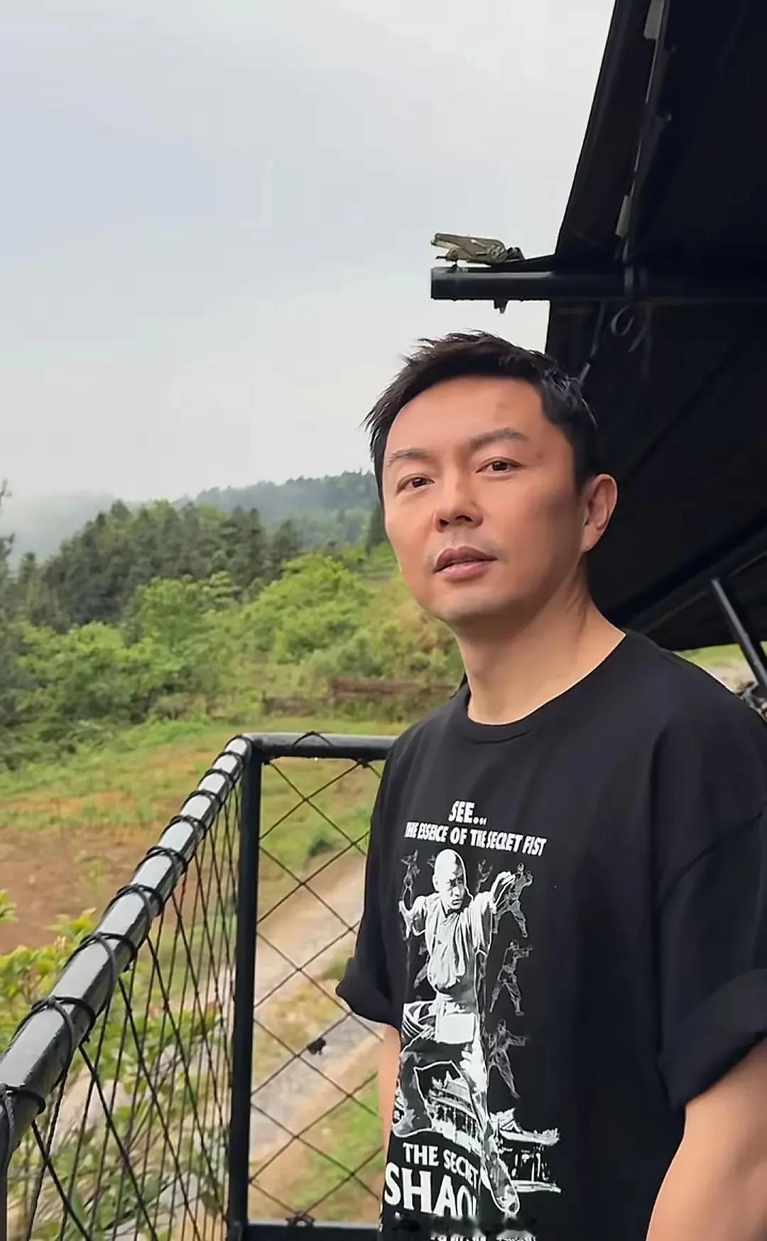 谢苗一家三口五一节度假。来了一场说走就走的旅程。居住在山顶别墅。享受难得休闲的假