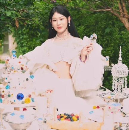 小沈阳女儿晒写真美照，沈佳润单眼皮高级脸超美，明星气质越来越足！