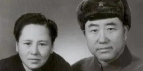 1950年11月，36军军长刘万春接到通知到北京参加会议，可是刚下车，就看到几名