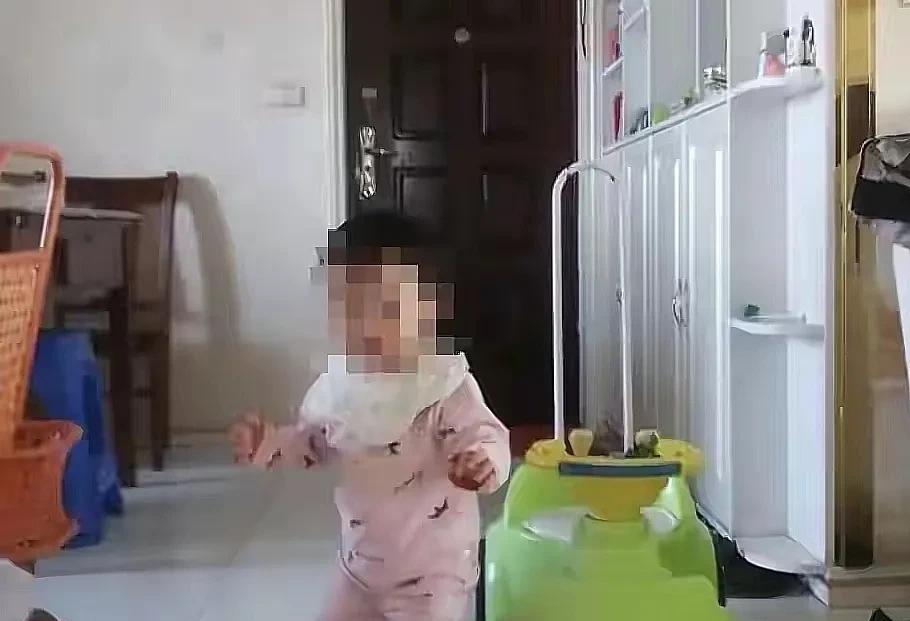 湖北孝昌，一3岁女童住16楼，妈妈下楼扔垃圾，女童不见妈妈，开门寻找，爬上电梯侧