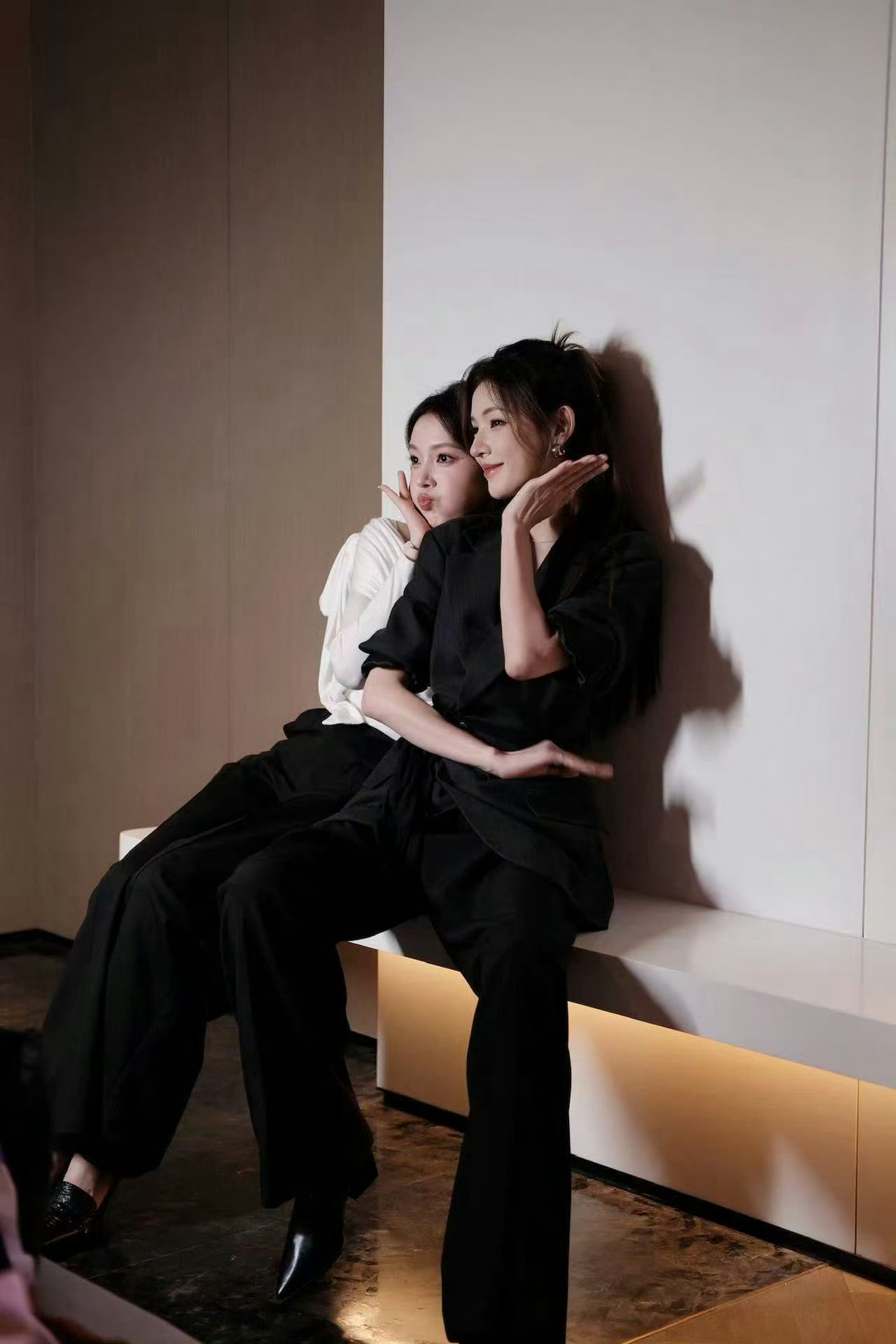 张予曦单手抱陈瑶啊啊啊啊啊啊张予曦单手抱陈瑶！！谁懂这两张脸同框的震撼