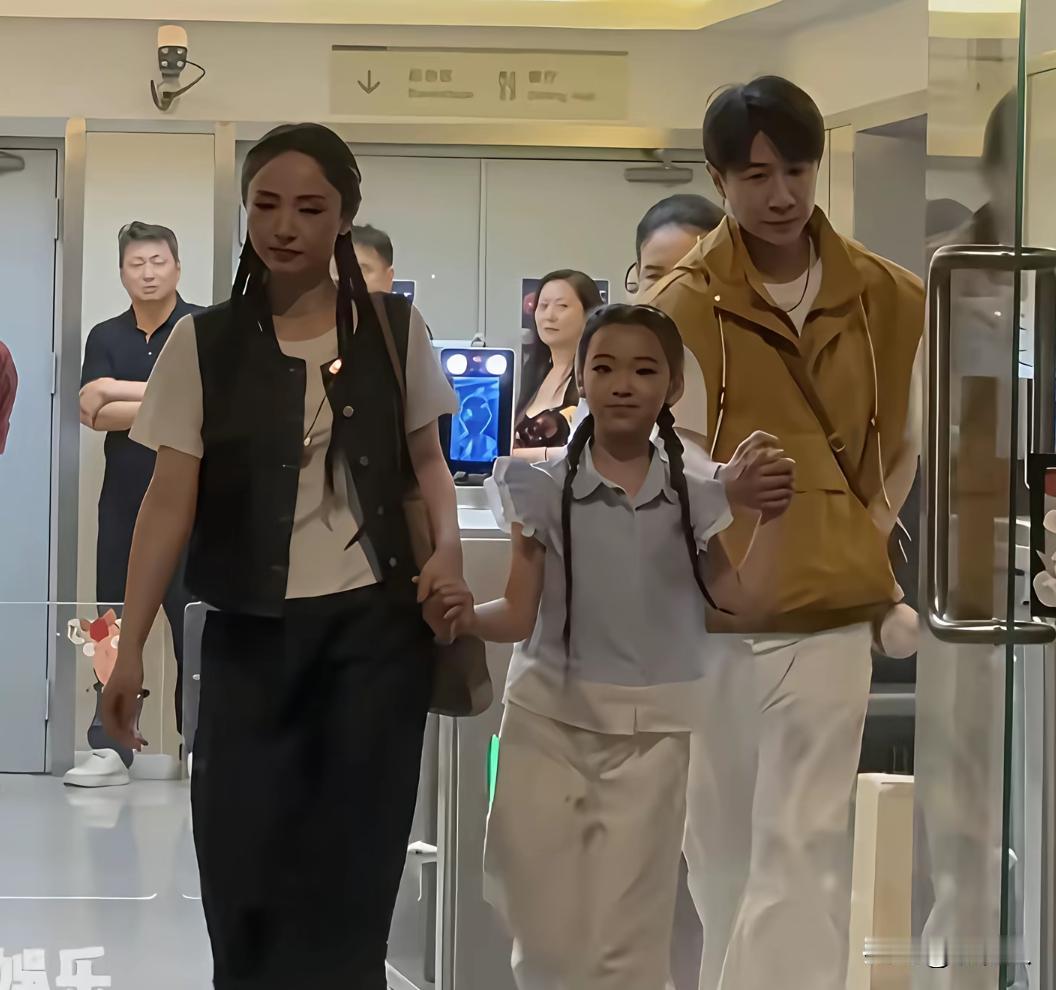 没想到一直都误会张维伊了，当初他和董璇官宣恋情时，因为发型被不少观众诟病。直到董