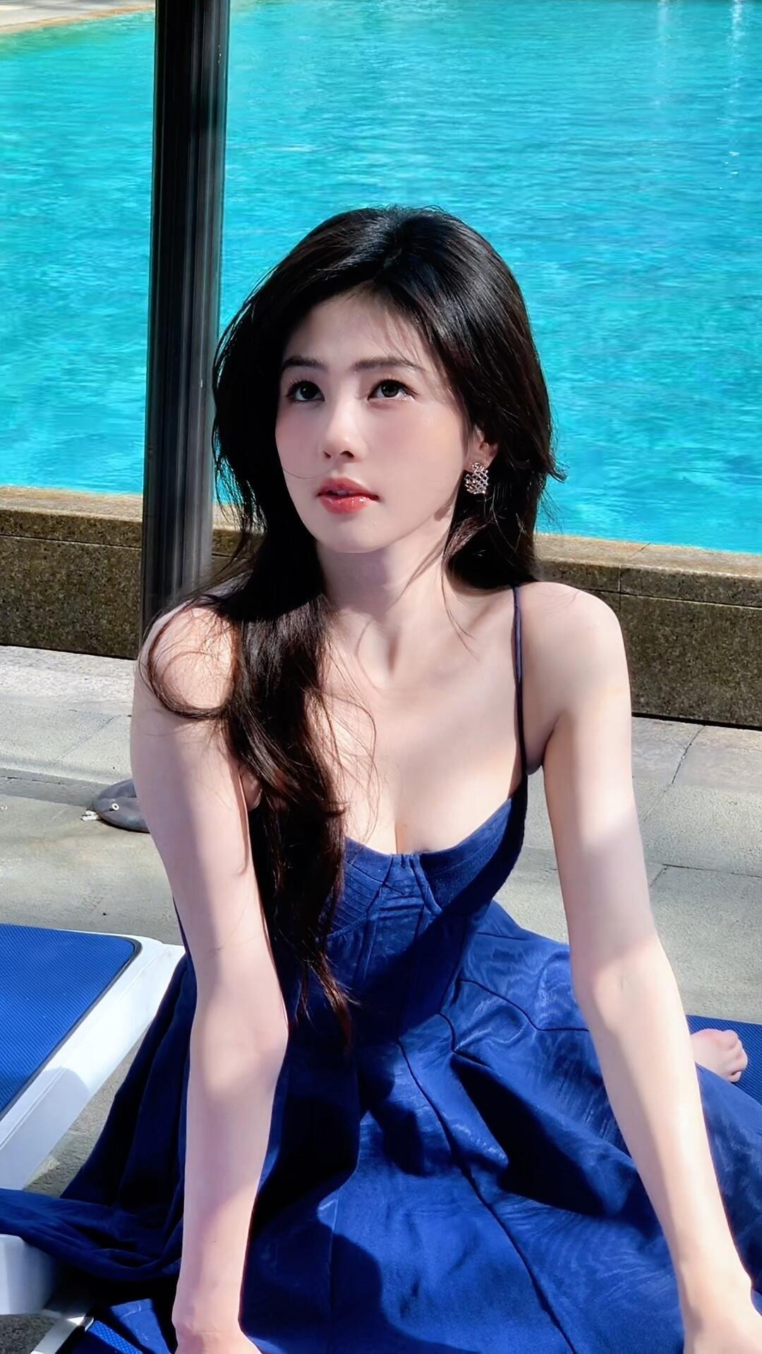 白鹿蓝调午后泳池的蓝，漫过裙角风把发梢卷成慵懒的弧度阳光在锁骨处，写