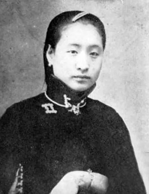 1949年，一名“懒婆娘”下嫁给锅炉工，她每天啥也不干，只喝酒、闲逛和听戏，直到