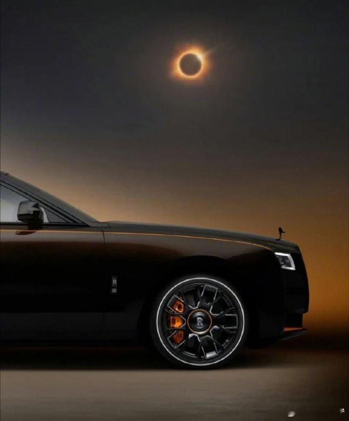 劳斯莱斯“蚀日幻冕”邀您共赏，一场光影与奢华的盛宴。深邃黑幕下，顶级气场尽显，启