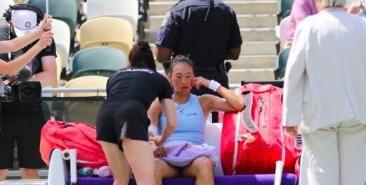 郑钦文三连败对手出局，赛后坦言失利因伤势！郑钦文以1-6、4-6惜败亚历山德