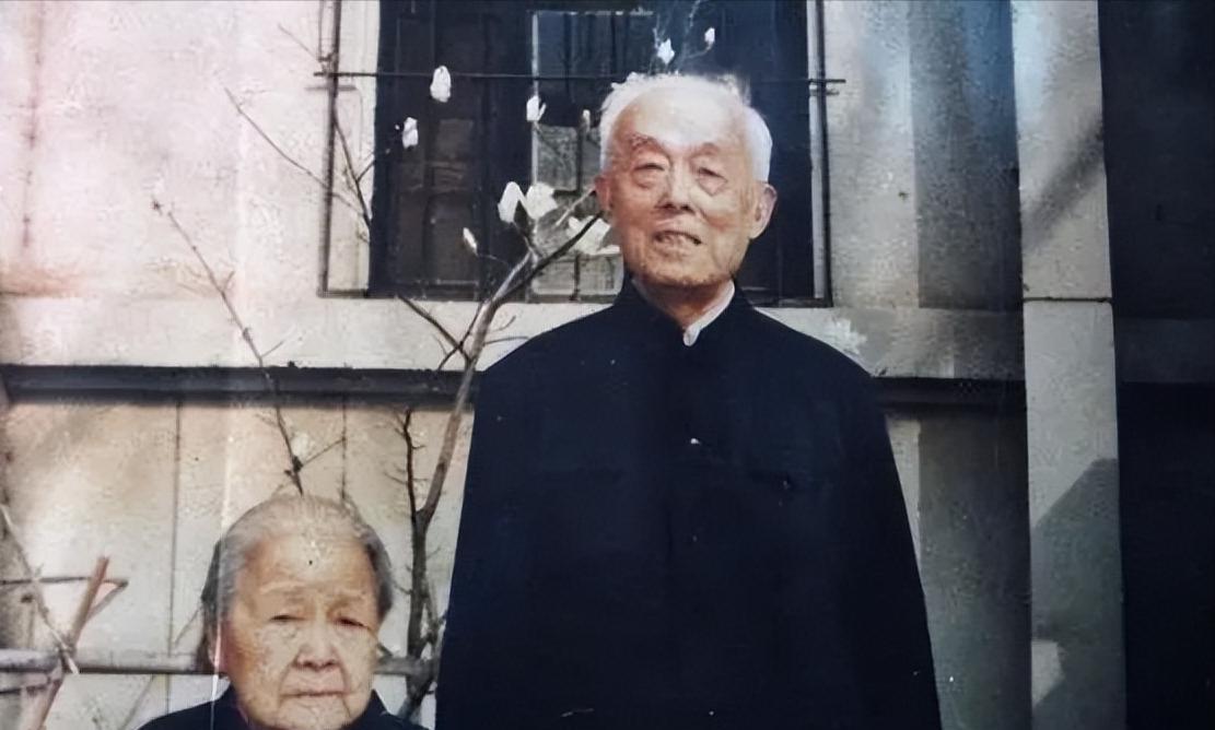 季羡林不只是对待自己的结发妻子苛刻，他和自己子女之间的感情更是十分淡漠。季羡林