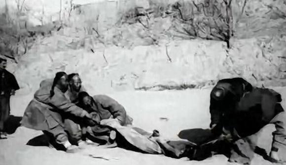 1944年，鬼子把光着身子、只剩一口气的万爱花扔到河边，走的时候还狠狠踹了几脚。