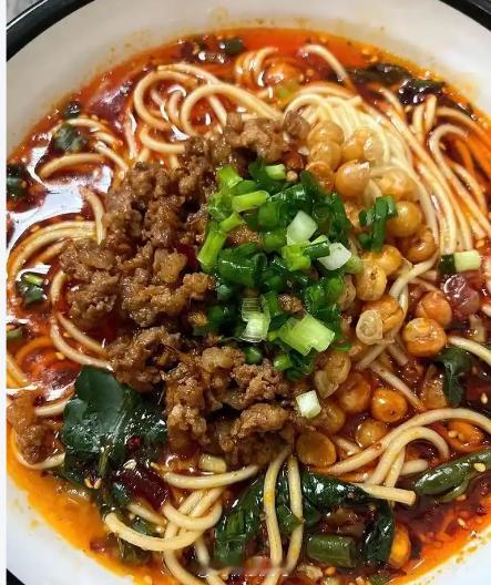 黄仁勋打卡炸酱面店员称生意火爆这只能说老黄对炸酱面是真爱。多年前去北京吃过炸酱面