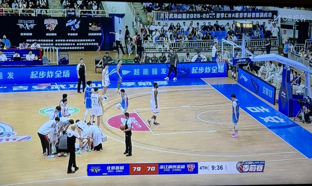 北京首钢的管理层选外援的水平实在是太差了，那个桑普森有什么用？进攻投篮不准，防守