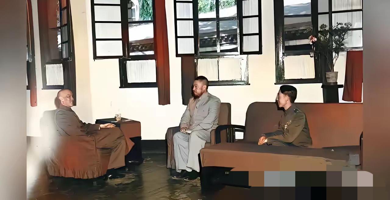 1949年，蒋介石会见马步芳、马继援父子的一幕。这次会面并未挽救马家军的命运。同