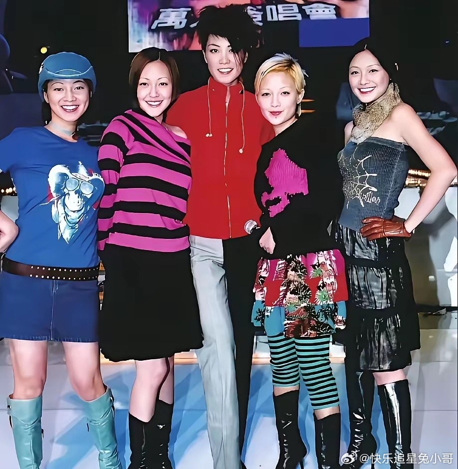 王菲的个子本来就高，1米74，又站在中间，把这四位美女显得都成小矮人了。