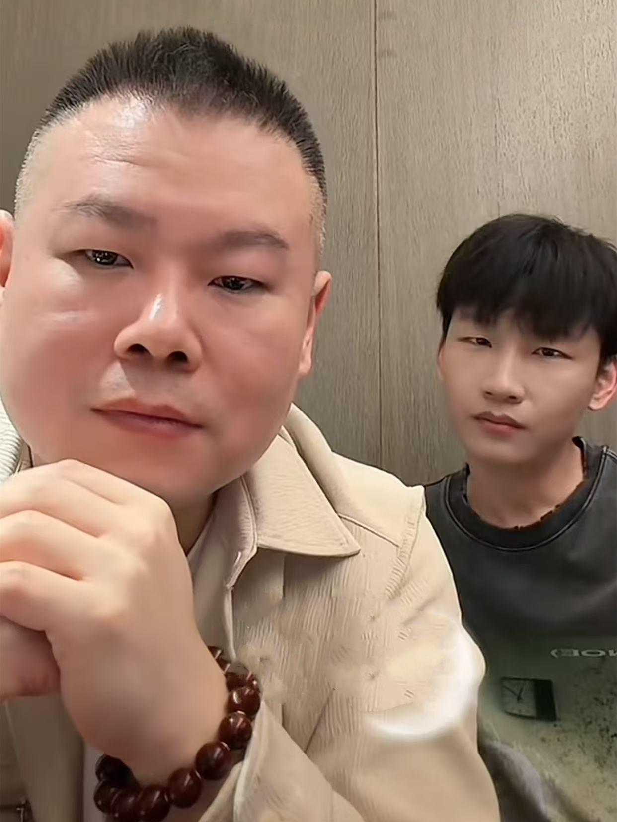 德云社岳云鹏在家直播，带徒弟刘筱亭出镜，岳嫂郑敏突然间进屋！德云社岳云鹏在家直播