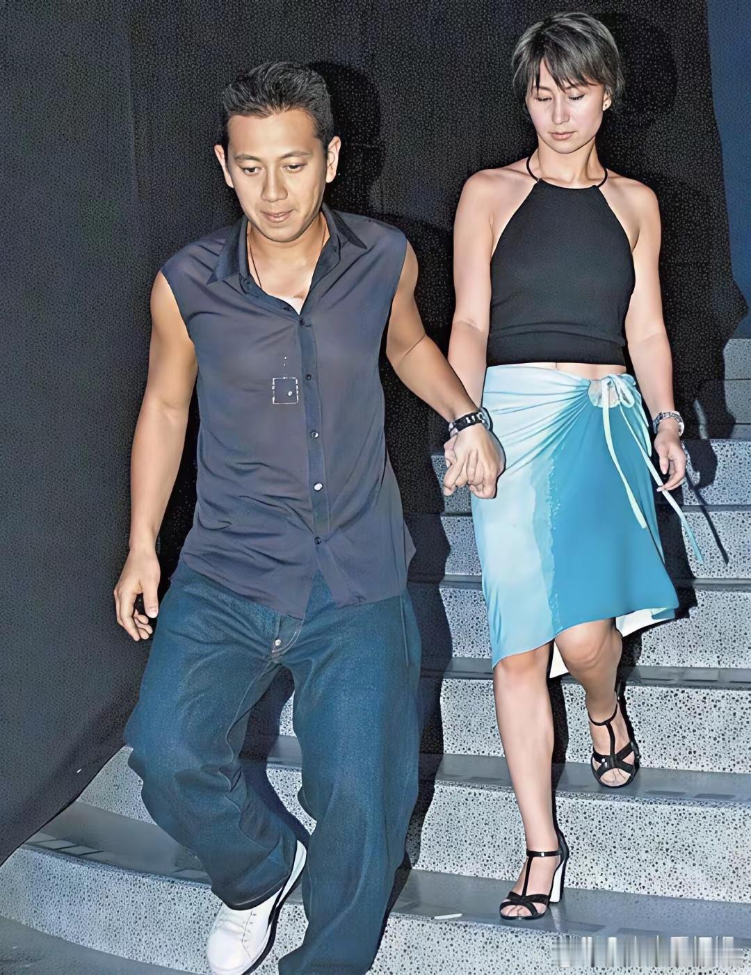 2000年香港，何超琼与时任男友杨其龙牵手离开派对时的一幕，杨其龙是英皇杨受成