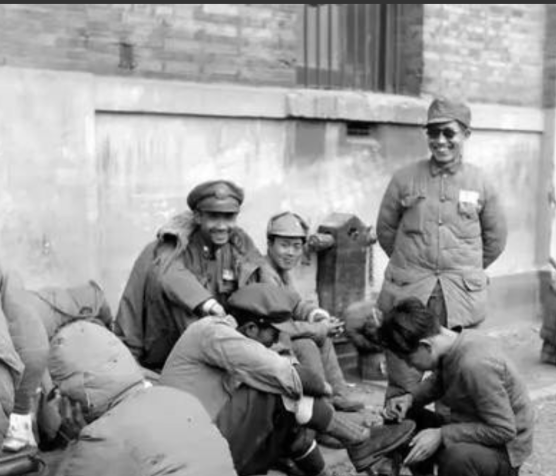 1949年12月，国民党上将孙震带着五百两黄金飞逃台湾，临走时将部队指挥权交给了