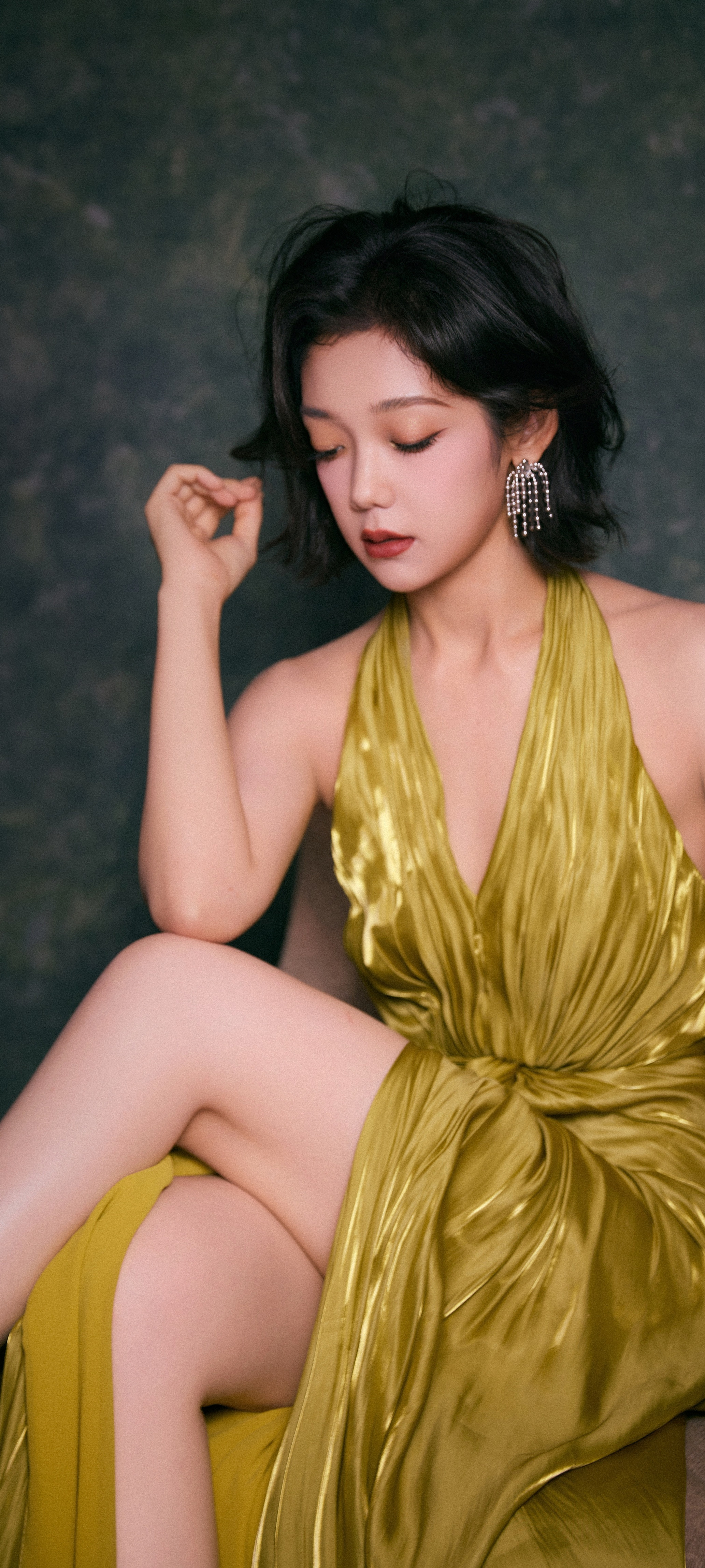 希林娜依高穿搭壁纸，港风婉转，罗衣也温柔。希林娜依高