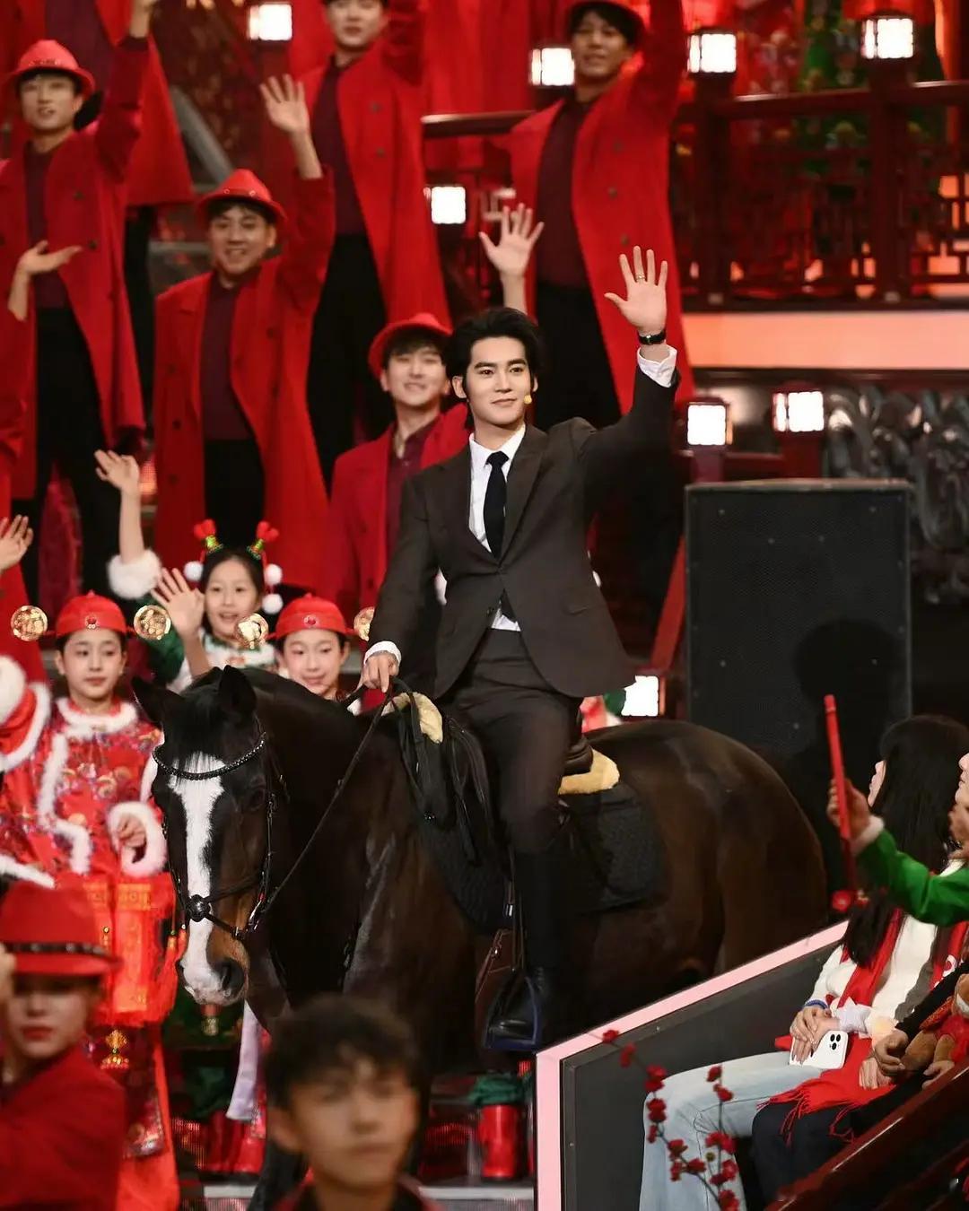 于适辽宁春晚，居然真的骑🐎了